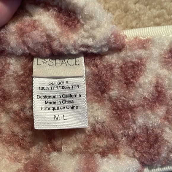 l*Space Kosy Kat Power Pink White Cheetah Print Crossover Slippers - Picture 2 of 7